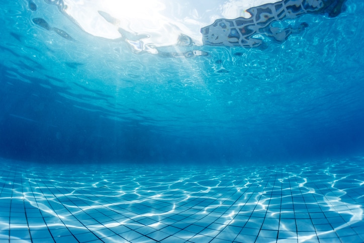 Pavimento della piscina pulito