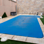 Piscina coperta con telo blu per invernaggio