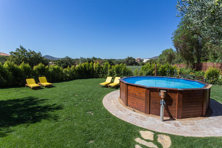 piscina fuori terra in legno in un giardino privato