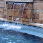Cascate e Lame d'Acqua: Rendi Scenografica la Tua Piscina